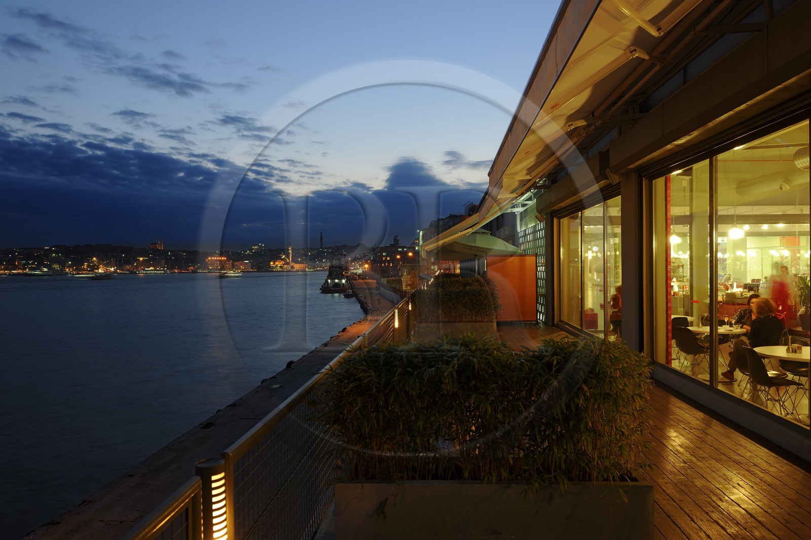 Turquie, Istanbul, quartier de Karaköy, terrasse du Musée d'Art Moderne (Istanbul Modern)
