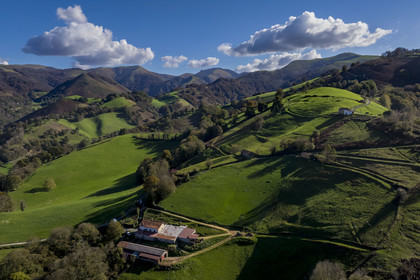 France, Pyrénées-Atlantiques (64), Pays-Basque, la vallée des Aldudes à Urepel, le Kintoa (le pays Quint) au sud de la vallée à cheval de la frontière espagnole (vue aérienne)