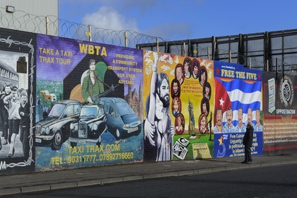 Royaume-Uni, Irlande du Nord, Belfast Ouest, le quartier catholique de Falls, International ou Solidarity Wall, peintures murales sur Falls Road