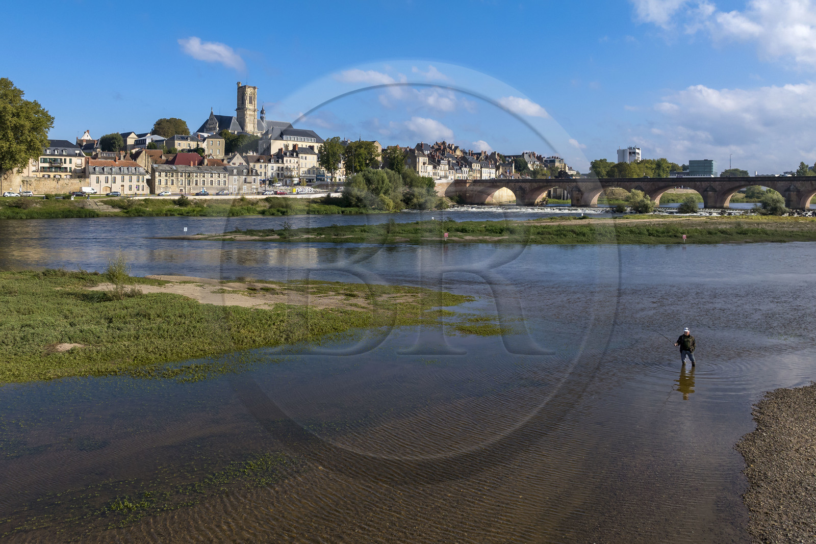 France, Nièvre (58), Nevers, la Loire en aval du Pont de la Loire et la cathédrale Saint-Cyr-et-Sainte-Julitte en arrière plan (vue aérienne)