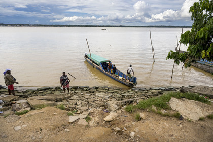 France, Guyane, Saint-Laurent-du-Maroni, pirogue sur le fleuve Maroni, frontière naturelle avec le Suriname en arrière plan