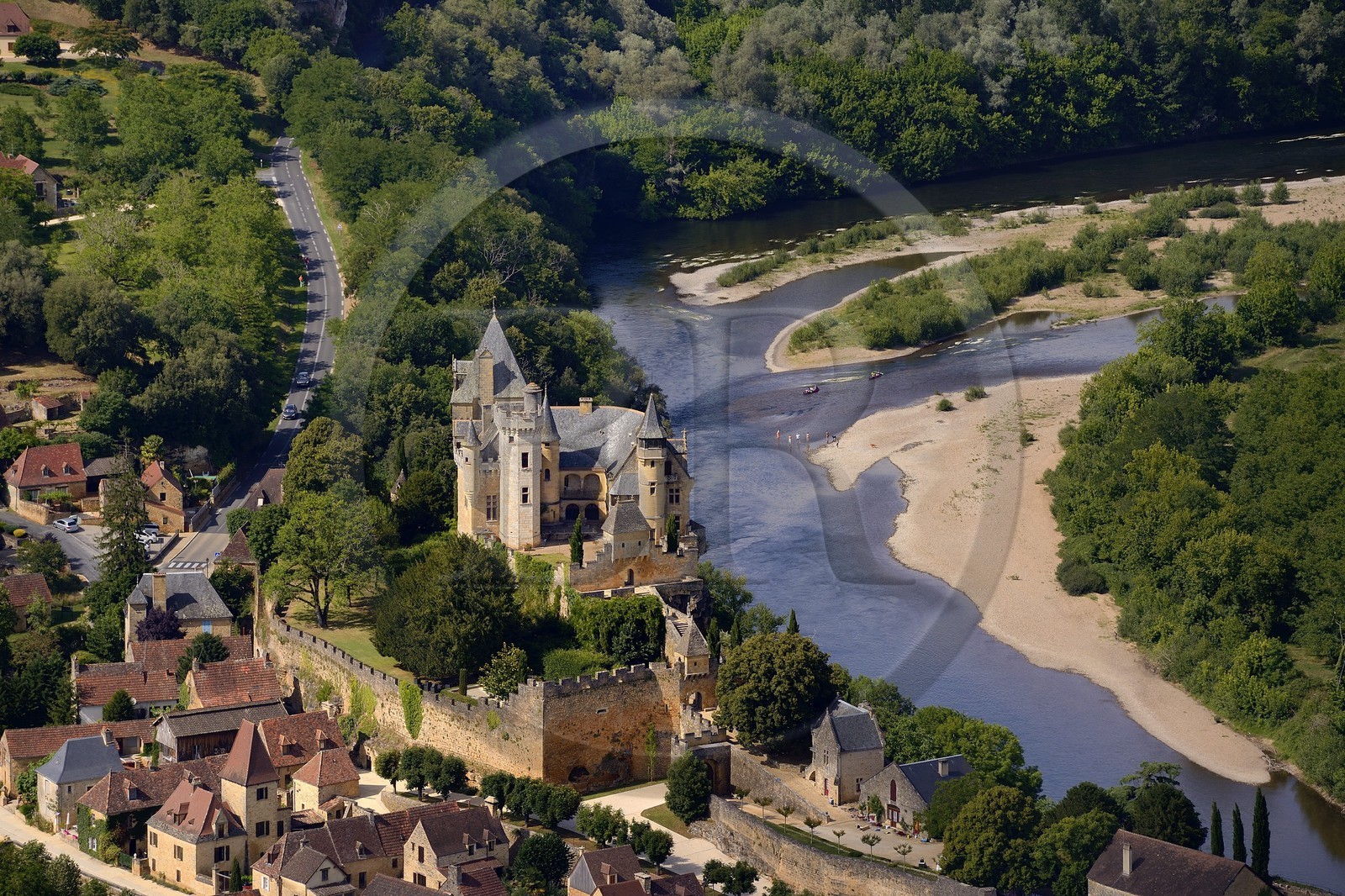 France, Dordogne (24), Périgord Noir, vallée de la Dordogne, Vitrac, le chateau de Montfort surplombant la Dordogne (vue aérienne)