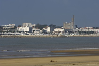 France, Charente-Maritime (17), Royan, le Front de Mer et l'église Notre-Dame
