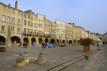 France, Moselle (57), Metz, maisons médiévales à arcades de la place Saint-Louis