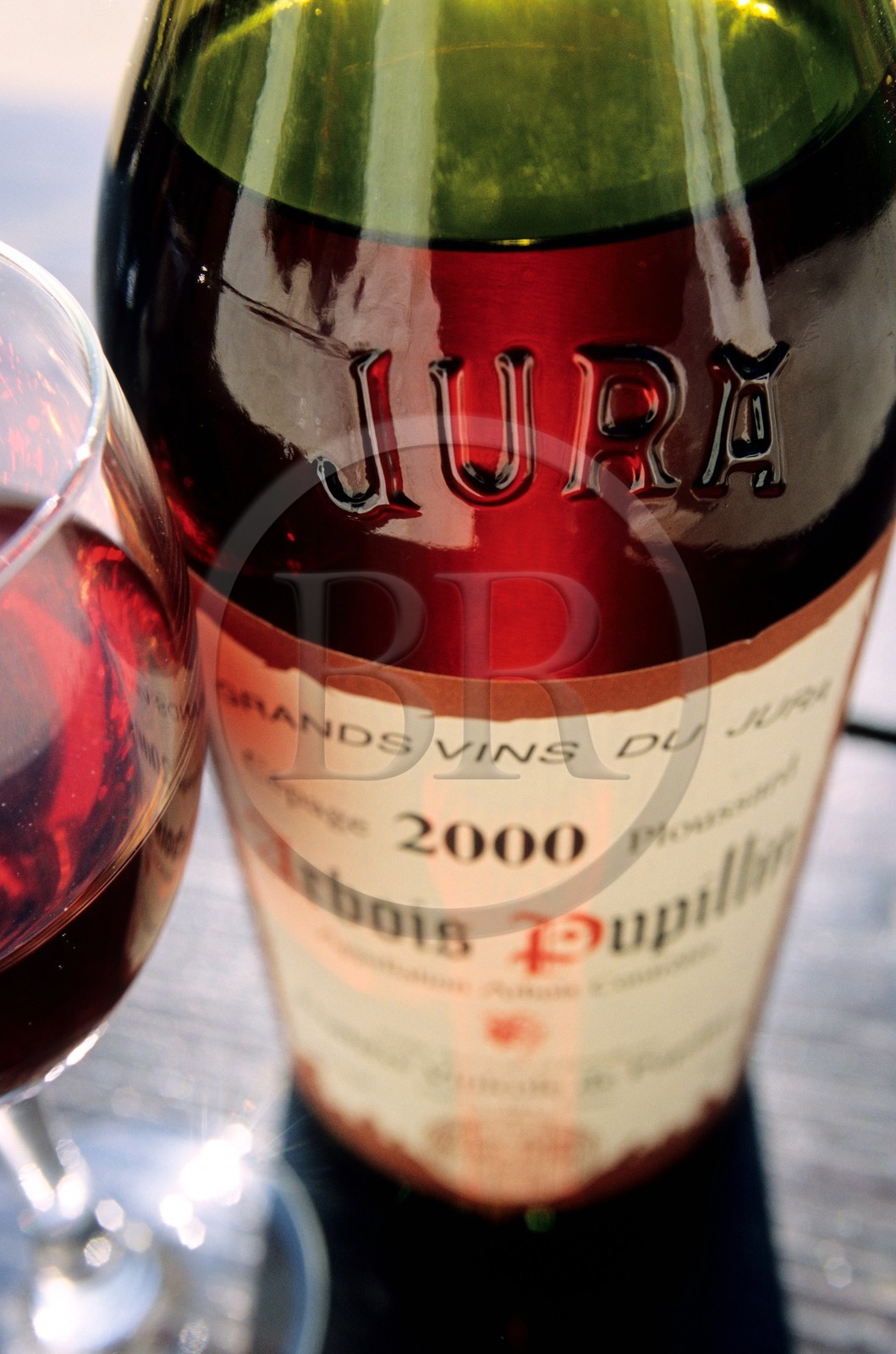 France, Jura (39), bouteille de vin d'Arbois