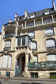 France, Meurthe et Moselle (54), Nancy, immeuble à gradins (1901-1902) de l'architecte Georges Biet au 22 rue de la Commanderie d'inspiration Art Nouveau et néo-gothique, la structure métallique ajoutée vers 1927 couvrant le corps de terrasse est de Jean Prouvé
