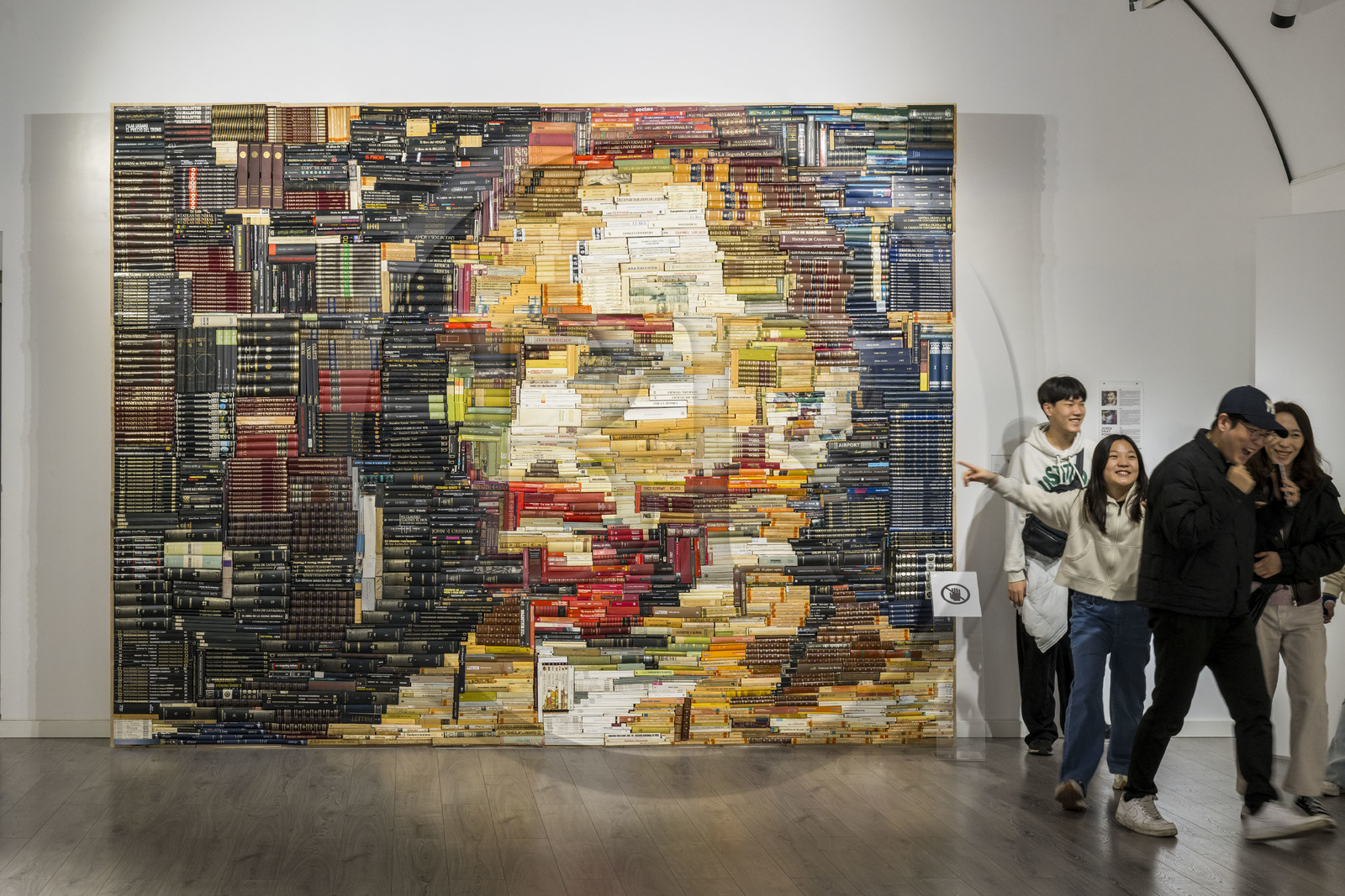 Espagne, Catalogne, Barcelone, quartier du Barrio Gotico, Villa del Arte Galleries, Letters to Vincent (2400 livres formant le portrait de Vincent Van Gogh) par l'artiste Jordi Prat Pons