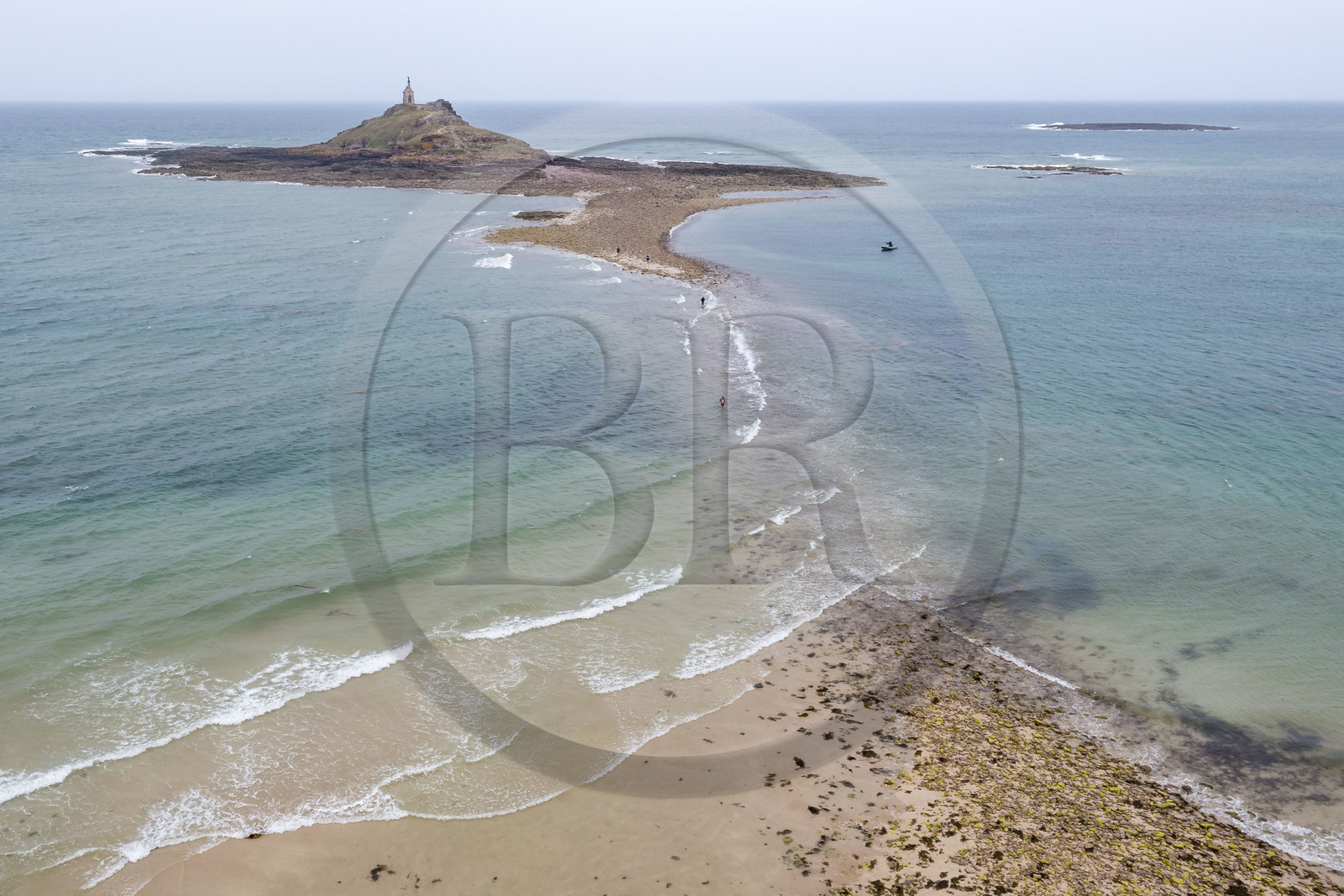 France, Côtes d'Armor (22), Grand Site de France Cap d'Erquy – Cap Fréhel, Erquy, l'Ilot Saint-Michel surmonté de la chapelle Saint-Michel accessible à pied à marée basse, passage du tombolo à marée montante (vue aérienne)