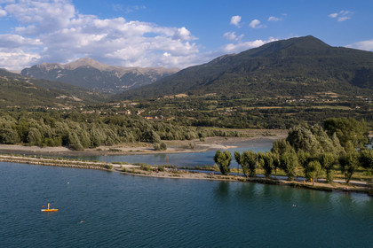 France, Hautes Alpes (05), Embrun, la base de loisirs sur le plan d'eau d'Embrun isolé du lac de Serre Ponçon par une digue promenade