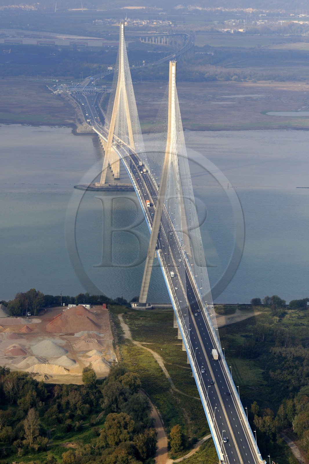 France, entre Calvados (14) et Seine-Maritime (76), le Pont de Normandie enjambe la Seine pour relier les villes de Honfleur et du Havre (vue aérienne)