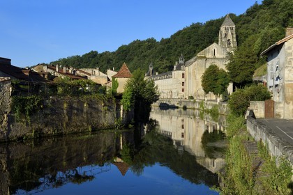 France, Dordogne (24), Brantôme, la Dronne et l'abbaye bénédictine Saint-Pierre de Brantôme