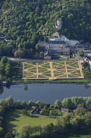 France, Val-d'Oise (95), parc naturel du Vexin français, la Roche-Guyon, labellisé Les Plus Beaux Villages de France, le château et la Seine (vue aérienne)