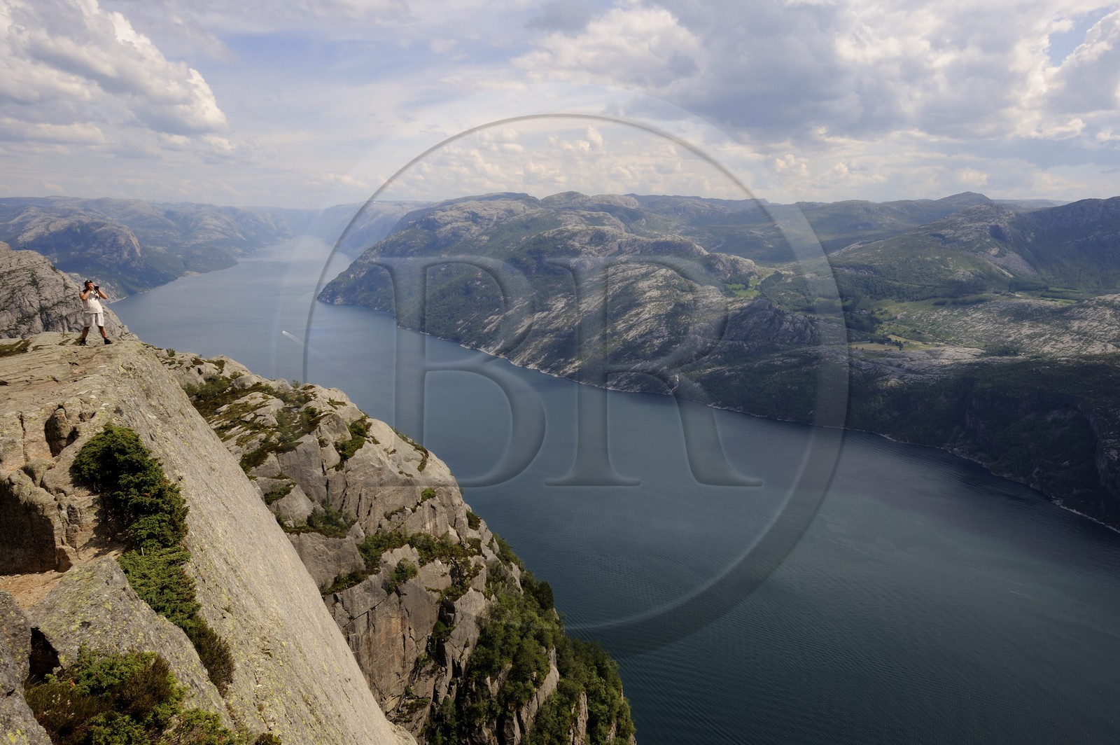 Norvège, Rogaland, le Rocher de La Chaire (Preikestolen) surplombant de 600m le Lysefjord, fjord de Lysebotn