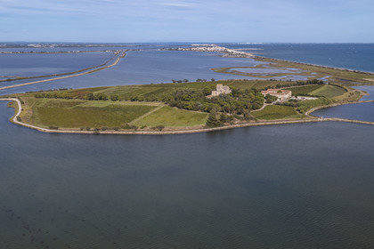 France, Hérault (34), Villeneuve-lès-Maguelone (Palavas-Les-Flots), cathédrale Saint-Pierre-et-Saint-Paul de Maguelone des XIIème et XIIIème siècles entourée de vignes sur son île, l'Etang du Prévost et Palavas-Les-Flots en arrière plan (vue aérienne)