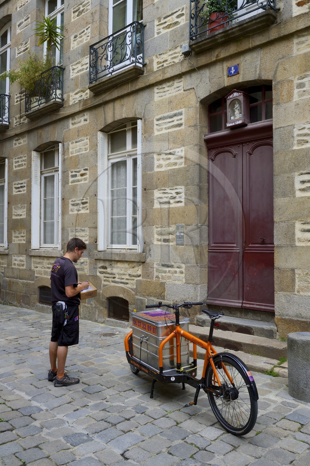France, Ille-et-Vilaine (35), Rennes, livraison de colis à vélo rue Saint-Sauveur