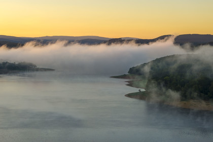 France, Nièvre (58), Parc naturel régional du Morvan, Chaumard, lac de Pannecière dans la brume du petit matin (vue aérienne)