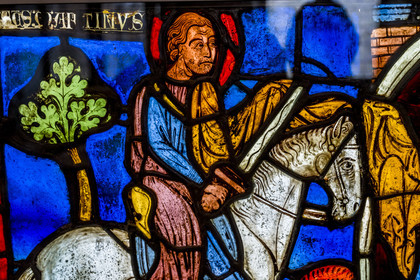 France, Paris (75), Musée de Cluny - Musée national du Moyen-Age, vitrail représentant la Charité de Saint-Martin, vers 1230, provenance église de Varenne-Jarcy, Essonne (détail)