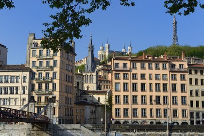 France, Rhône (69), Lyon, site historique classé Patrimoine Mondial de l'UNESCO, quai Bondy et la passerelle Saint Vincent sur la Saône, l'église Saint Paul, la basilique Notre Dame de Fourvière et la tour métallique en arrière plan