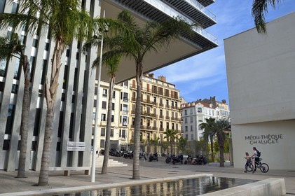 France, Var (83), Toulon, quartier Chalucet, la Maison de la Créativité abritant l'Ecole Camondo Méditerranée (Architecture d'intérieur et Design) à gauche surplombant la médiathèque Chalucet dans le Jardin Alexandre 1er
