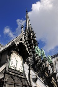 France, Paris (75), île de la Cité, la cathédrale Notre-Dame, une des horloges et la flèche domine les statues de cuivre vert-de-grisé des douze apôtres avec les symboles des quatre évangélistes