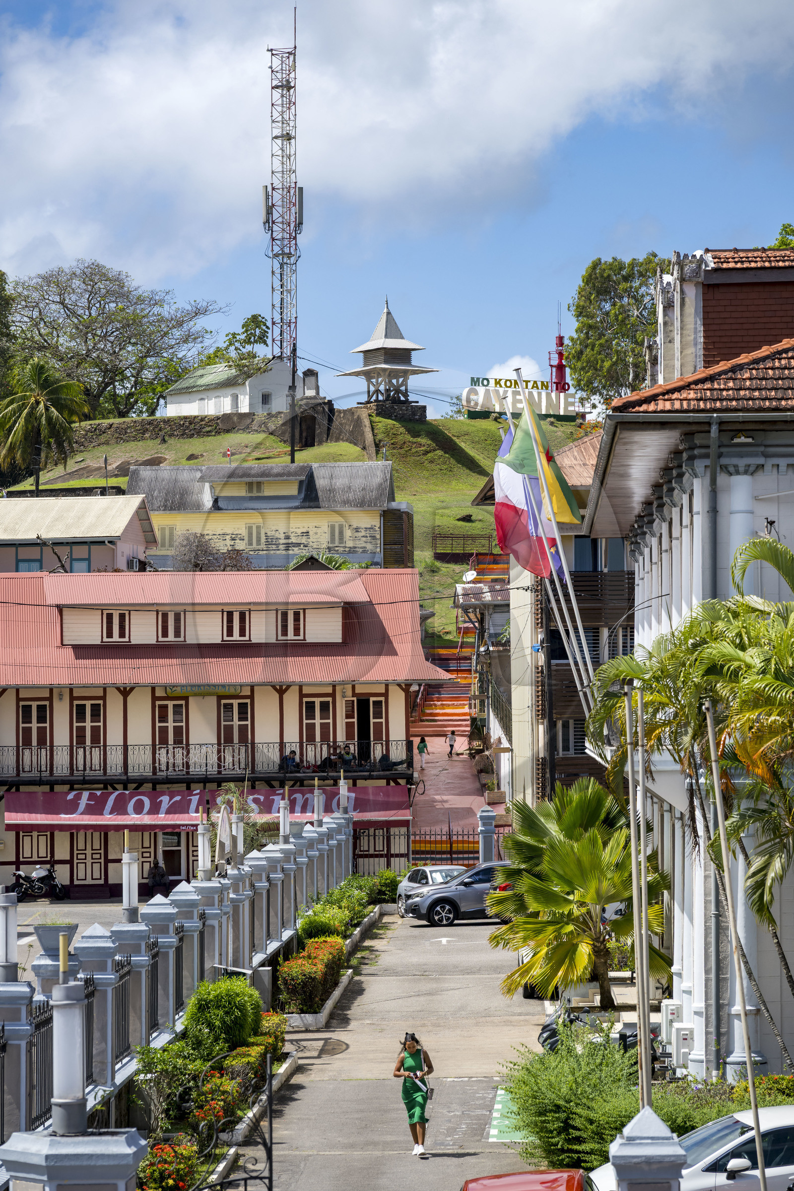 France, Guyane, Cayenne, la mairie rue Rémire et le fort Cépérou en arrière plan