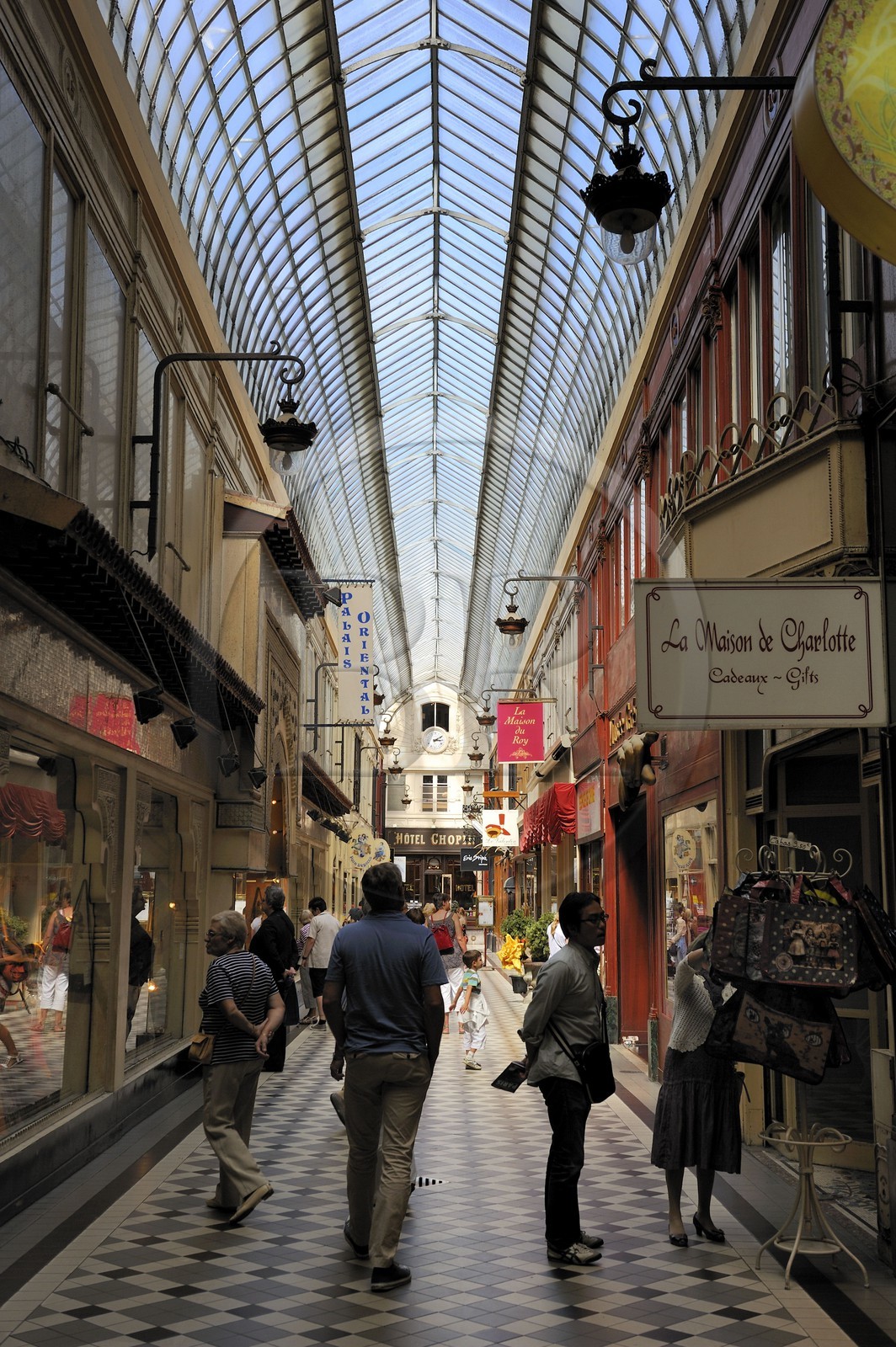 France, Paris (75), Passage Jouffroy avec l'hotel Chopin en arrière plan