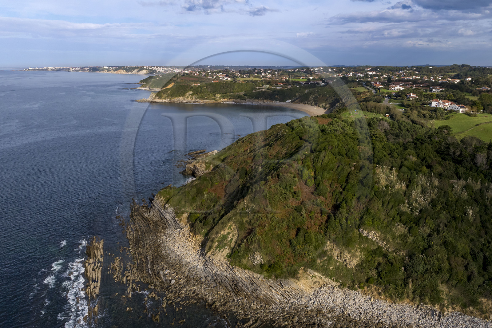 France, Pyrénées-Atlantiques (64), la côte du Pays-Basque, Saint-Jean-de-Luz, sentier du littoral sur le GR 8, falaises de flysch à la pointe surplombant la plage d’Erromardie et la cote entre Guéthary et Biarritz en arrière plan (vue aérienne) France, Pyrénées-Atlantiques (64), la côte du Pays-Basque, Saint-Jean-de-Luz, sentier du littoral sur le GR 8, falaises de flysch à la pointe surplombant la plage d’Erromardie et la cote entre Guéthary et Biarritz en arrière plan (vue aérienne)