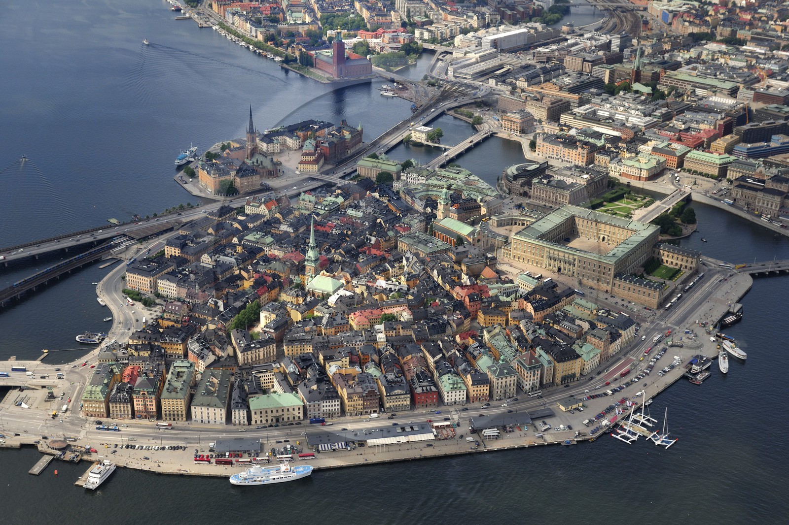Suède, Stockholm, ile de Gamla Stan (vieille ville), à droite le Palais Royal et derrière lui le Parlement (vue aérienne)