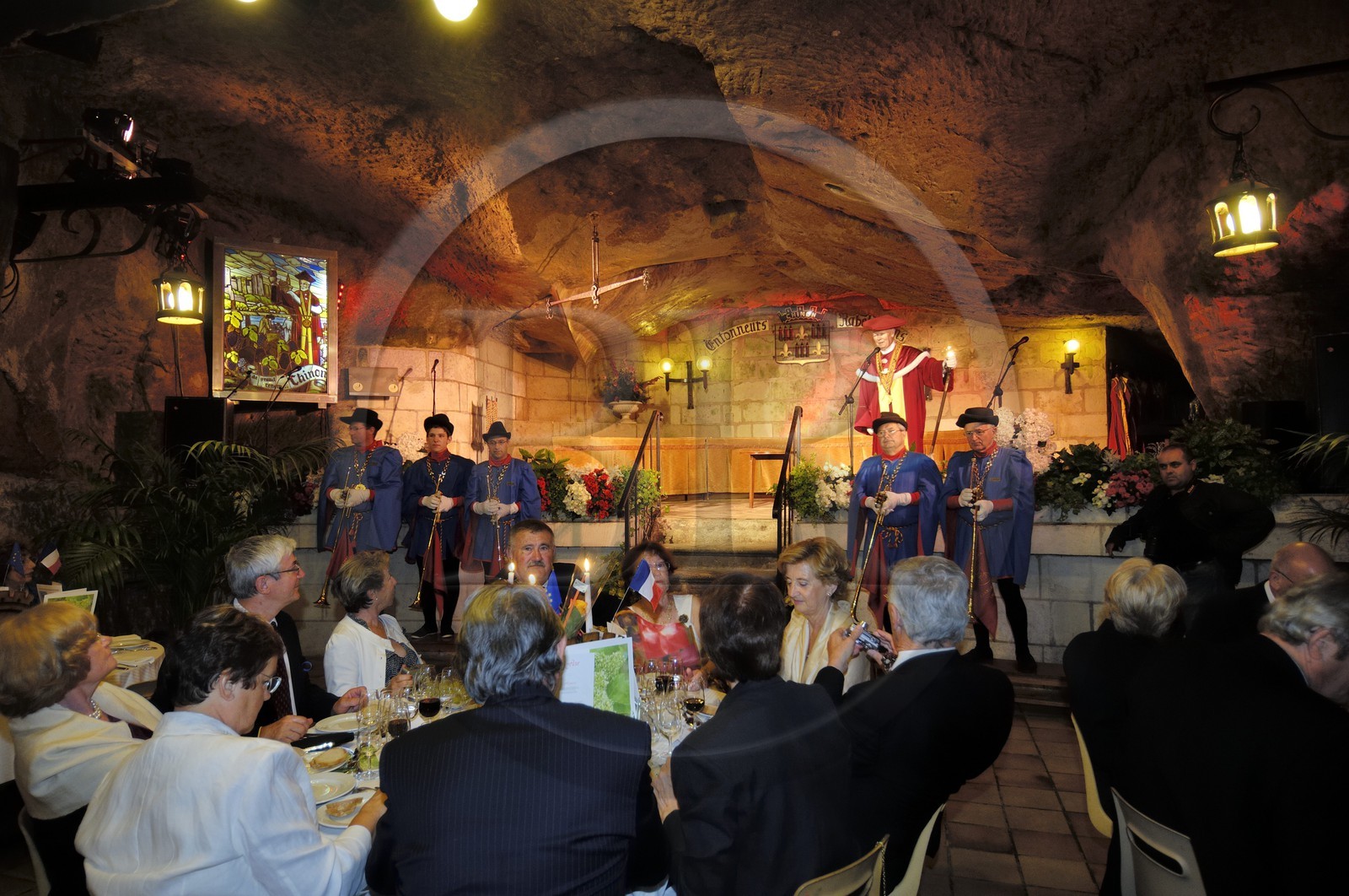 France, Indre et Loire (37), Chinon, les Caves Painctes, confrérie des bons entonneurs rabelaisiens lors du Chapitre de la Fleur