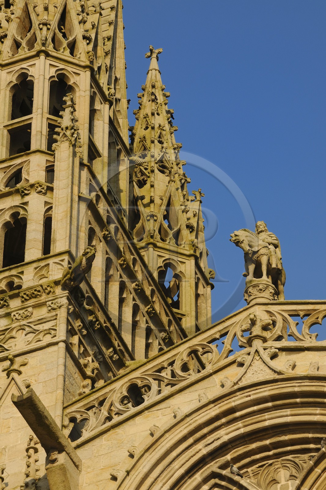 France, Finistère (29), Quimper, cathédrale Saint-Corentin, la statue équestre du roi Gradlon