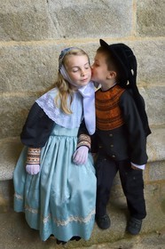 France, Finistère (29), Locronan, labellisé Les Plus Beaux Villages de France, baiser d'enfants en costumes traditionnels sous le porche de l'église Saint-Ronan le jour de la procession de la Troménie