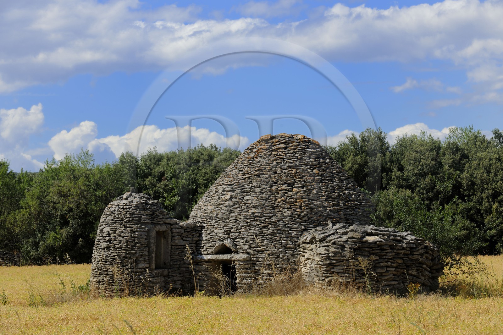 France, Gard (30), région du Pays d'Uzège, Saint-Quentin-la-Poterie, lieu dit La Banque, capitelle ou cabane en bonnet typique de l'architecture en pierre sèche du pays d'Uzège France, Gard (30), région du Pays d'Uzège, Saint-Quentin-la-Poterie, lieu dit La Banque, capitelle ou cabane en bonnet typique de l'architecture en pierre sèche du pays d'Uzège