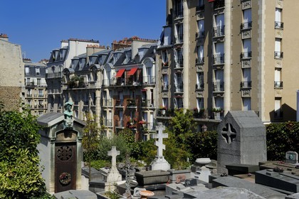 France, Paris (75), Butte Montmartre, le cimetière Saint Vincent entouré d'immeubles