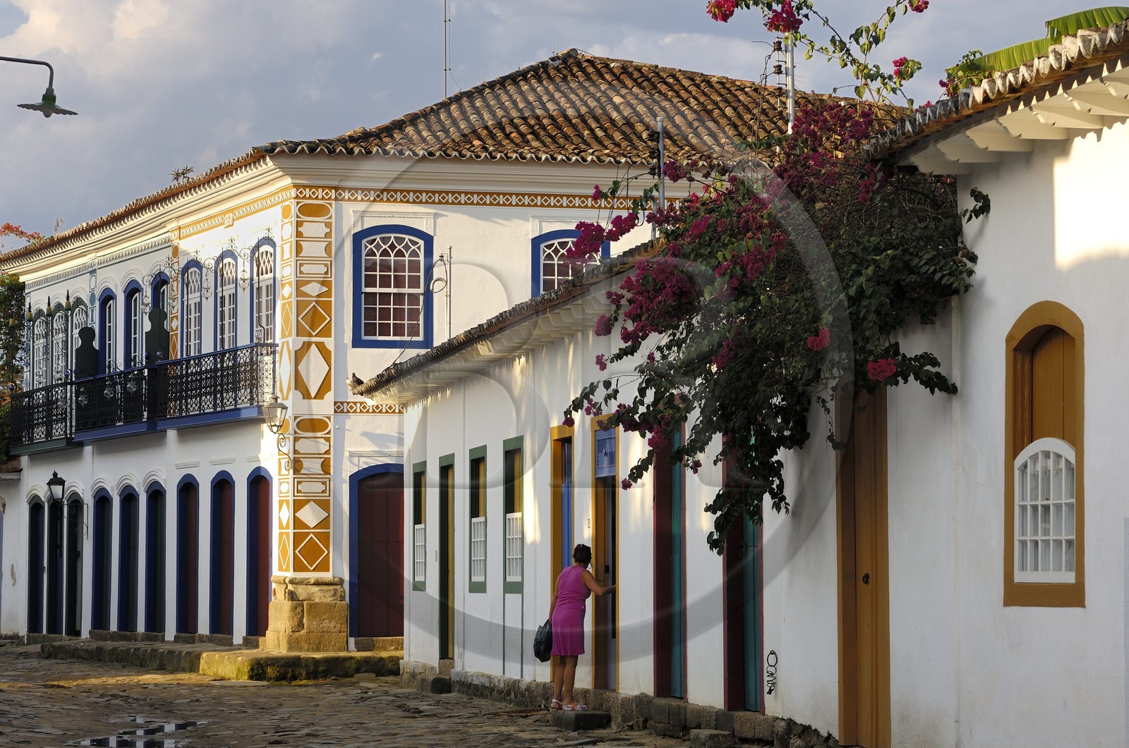 Brazil, Rio de Janeiro State, Paraty, colonial town founded in 1667 to export gold to Europe, traditional houses in paved streets (Gold Route, Estrada Real)