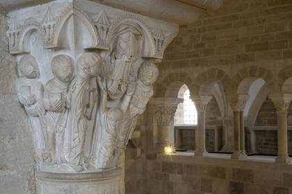 France, Yonne (89), parc naturel régional du Morvan, Vézelay, classé au Patrimoine Mondial de l'UNESCO, labellisé Les Plus Beaux Villages de France, point de départ de l'une des principales voies de pèlerinage de Saint-Jacques-de-Compostelle, la basilique Sainte-Marie-Madeleine, chapiteau des tribunes du narthex, l'ascension du Christ