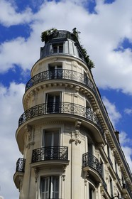 France, Paris (75), immeuble haussmannien à l'angle de la rue de Hanovre et de la rue du Quatre-septembre