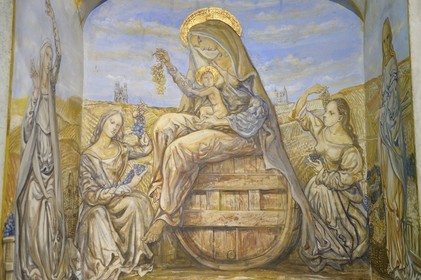 France, Marne (51), Reims, la chapelle Notre-Dame de la Paix ou chapelle Foujita, Notre-Dame des vendanges avec en arrière plan la cathédrale de Reims à gauche et la basilique Saint Remi à droite, peintures de Leonard Foujita