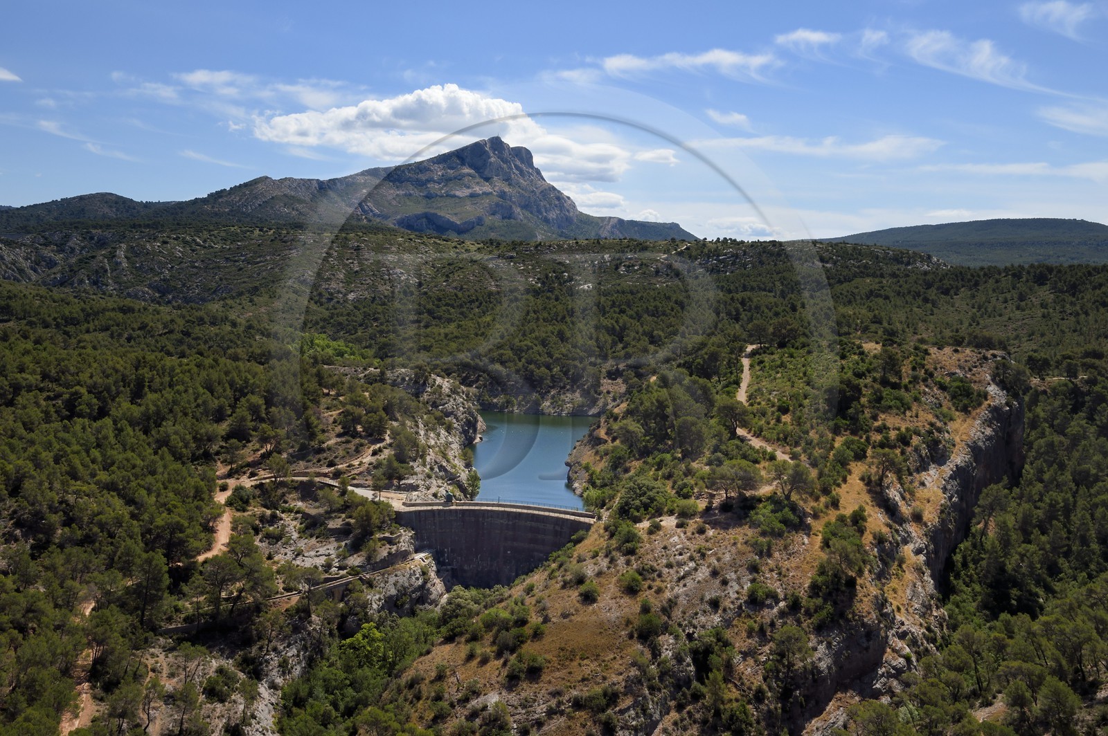 France, Bouches-du-Rhône (13), Aix en Provence, plateau de Bibemus, randonnée du GR 2013, le barrage Zola ( Cézanne y a peint la série des Baigneurs) et la montagne Sainte Victoire en arrière plan