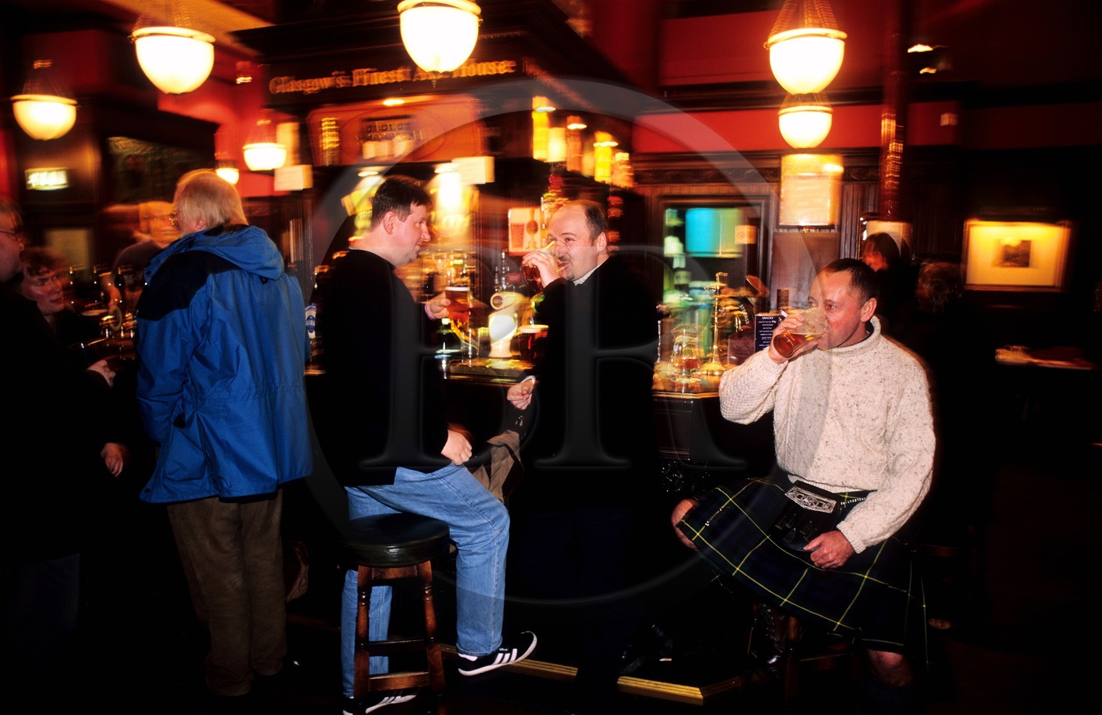 Royaume-Uni, Ecosse, Glasgow, écossais en kilt dans un pub Royaume-Uni, Ecosse, Glasgow, écossais en kilt dans un pub