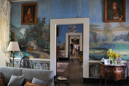 Portugal, région du Minho, Guimaraes, la Casa de Sezim, maison vinicole et d'hôtes, le salon décoré par le papier peint d'origine (vers 1850) de la manufacture Jean Zuber de Rixheim en Alsace