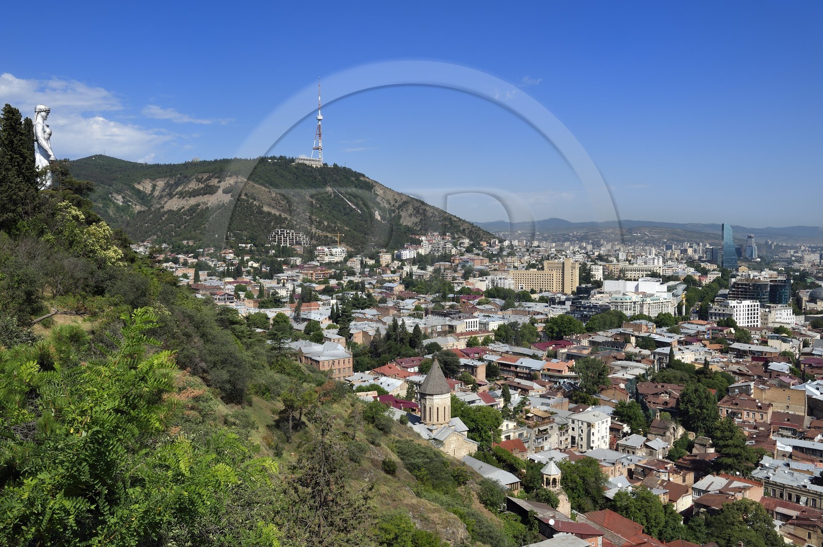 Géorgie, Tbilissi, statue de mère Géorgie dominant la ville, vue générale depuis la forteresse de Narikala Géorgie, Tbilissi, statue de mère Géorgie dominant la ville, vue générale depuis la forteresse de Narikala
