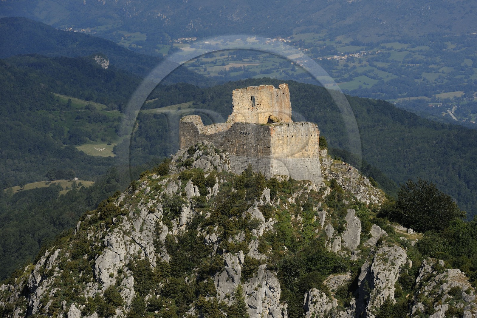 France, Ariège (09), Pays d' Olmes, château cathare de Montségur perché sur un pog et les Pyrénées (vue aérienne)