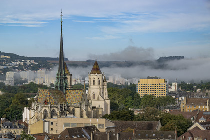 France, Côte-d'Or (21), Dijon, zone classée Patrimoine Mondial de l'UNESCO, la cathédrale Sainte Bénigne vue depuis la Tour Philippe Le Bon