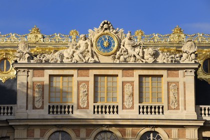 France, Yvelines (78), château de Versailles, classé Patrimoine Mondial de l'UNESCO, horloge de la Cour de Marbre rénovée en 2008