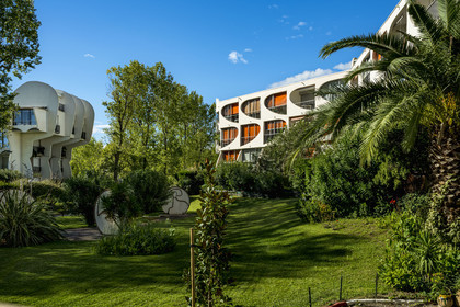 France, Hérault (34), La Grande-Motte, labellisé patrimoine du XXème siècle, Résidence Eden (arrière du batiment) de l'architecte Jean Balladur