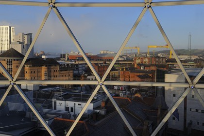 Royaume-Uni, Irlande du Nord, Belfast, le dôme en verre de 35m de diamètre du centre commercial de Victoria Square offre une vue sur le port