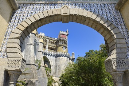 Portugal, région de Lisbonne, Sintra, classée Patrimoine Mondial de l'UNESCO, le Palais national de Pena (Palacio Nacional da Pena), porte de style mauresque