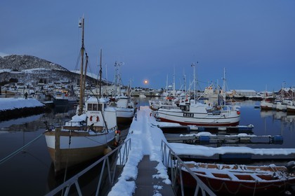 Norvège, Nordland, iles des Westeralen, port de Myre à la nuit tombante