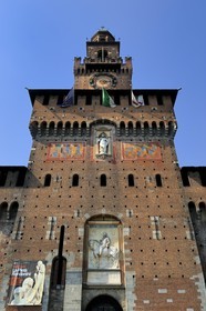 Italie, Lombardie, Milan, le Castello Sforzesco (château des Sforza), construit au XVe siècle par le duc de Milan Francesco Sforza, Torre del Filarete, la tour de l'architecte Antonio di Pietro Averlino (ou Averulino) dit le Filarète