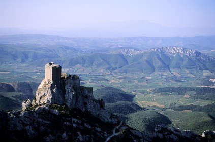 France, Aude (11), château cathare de Quéribus dominant les Fenouillèdes en Pyrénées Orientales (vue aérienne)